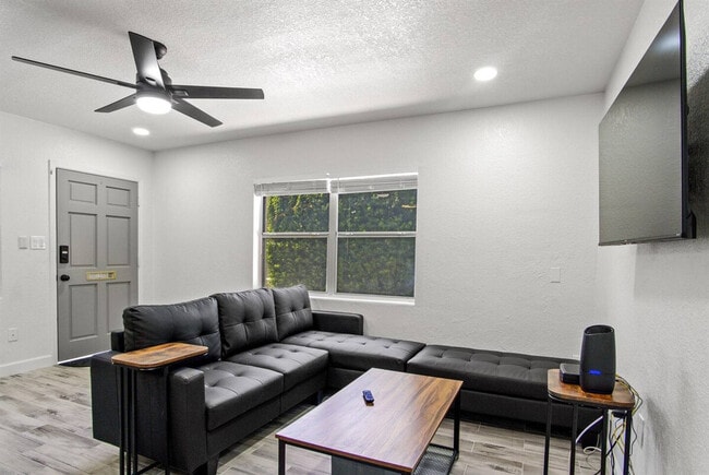 Building Photo - 1422 Dauphin Ln