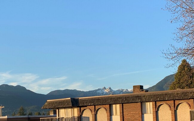 North Facing Mountain View - 131 18th St E