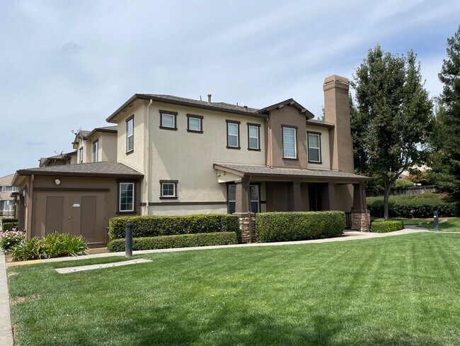 Foto del edificio - Gorgeous 2 Story Condo located in Sequoia ...