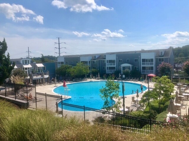 piscina comunitaria - 4149 S Four Mile Run Dr