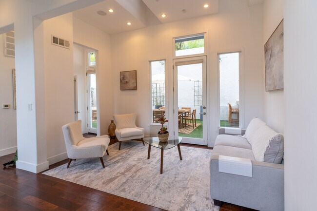 Foto del edificio - 1857 N Beverly Dr