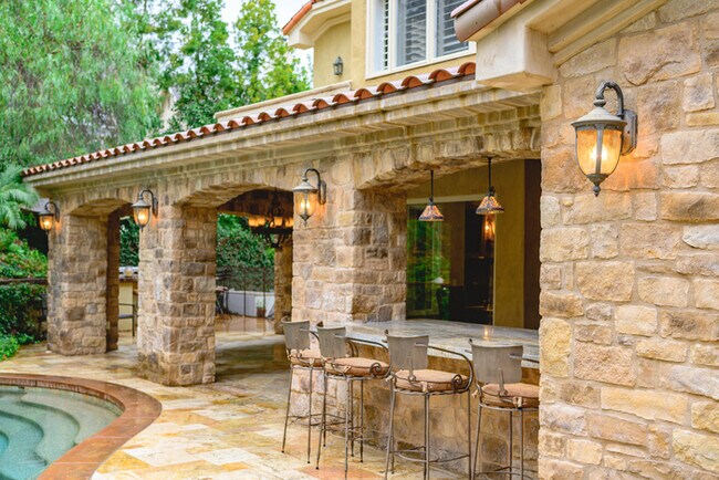 Foto del edificio - Elegant 5BR Furnished Estate with Pool & G...