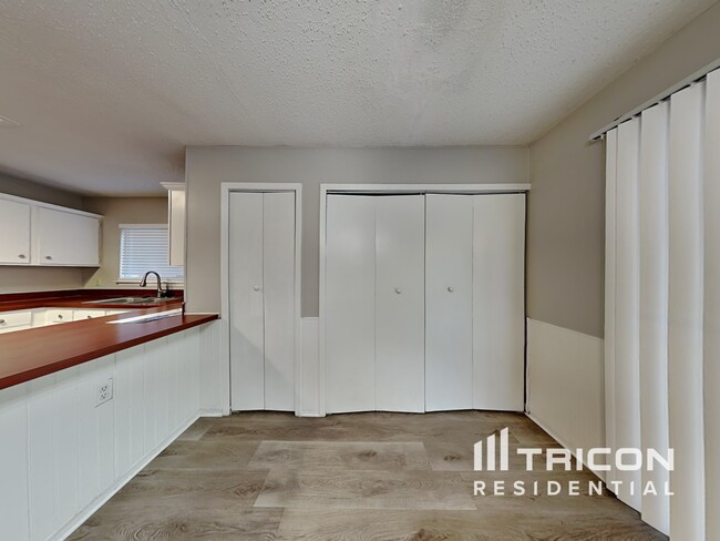 Foto del edificio - 8223 Sunshine Trail Dr