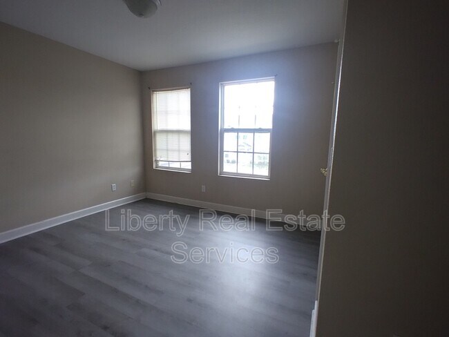 Foto del edificio - 114 Governors Blvd