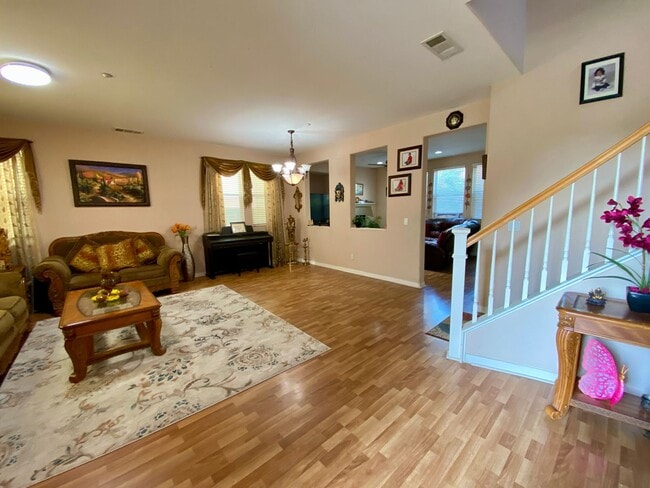 Building Photo - RB 4S Ranch 4br/2.5bath/yard/Garage Granite Kitchen $5490