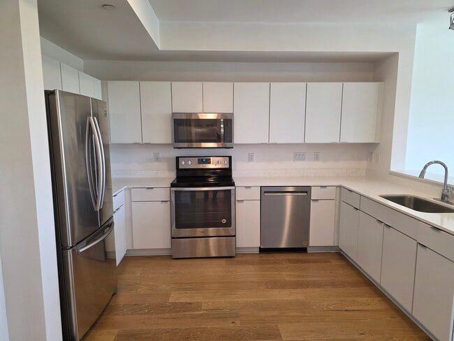 Kitchen - 400 Herron Dr