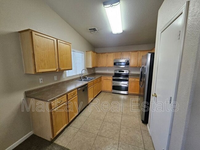 Building Photo - 842 E Impreria St