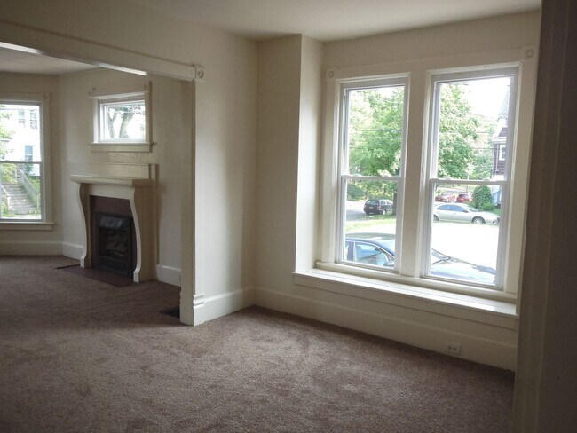 Building Photo - Bright  Second Floor Flat Around Corner Fr...