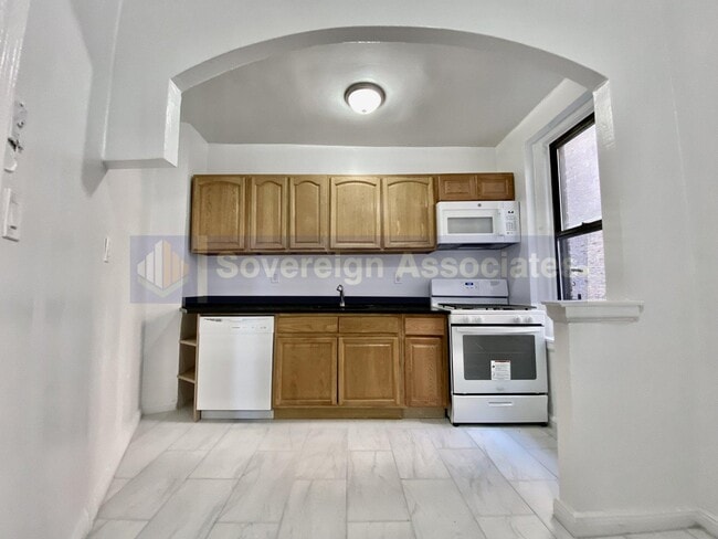 Building Photo - 2914 Jerome Ave