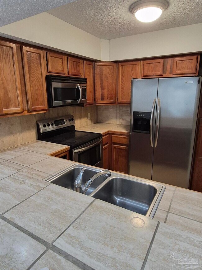 Building Photo - 537 Petros Cir