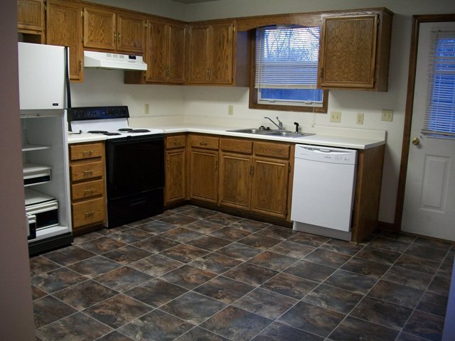 Kitchen - 706 Streck Ct