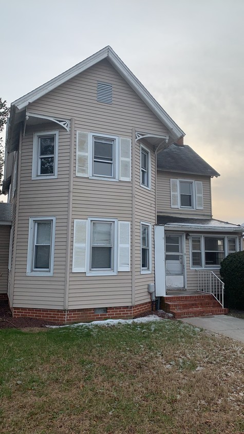 Front view - 810 Eastern Shore Dr