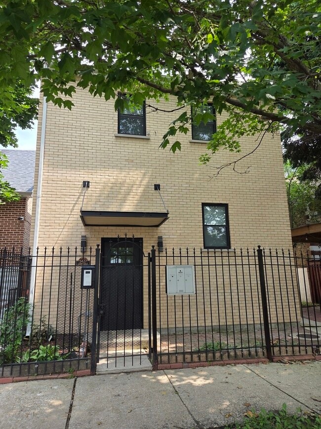Building Photo - 1427 N Lawndale Ave