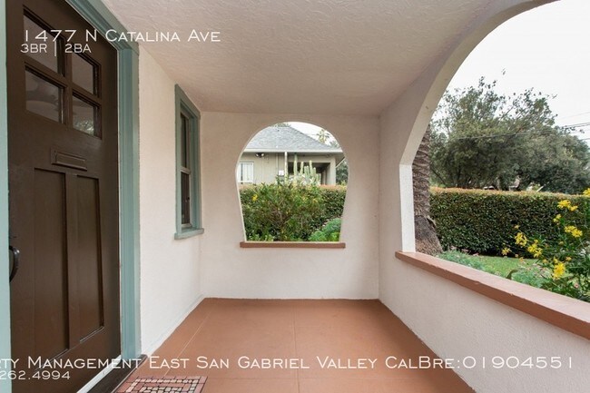 Building Photo - 1477 N Catalina Ave