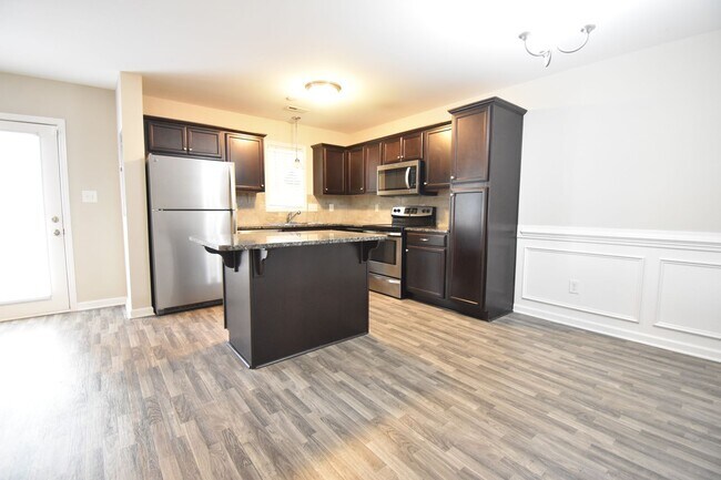 Foto del edificio - First Two Weeks Rent Free!! 3 Bedroom 2.5 Bathroom Townhome