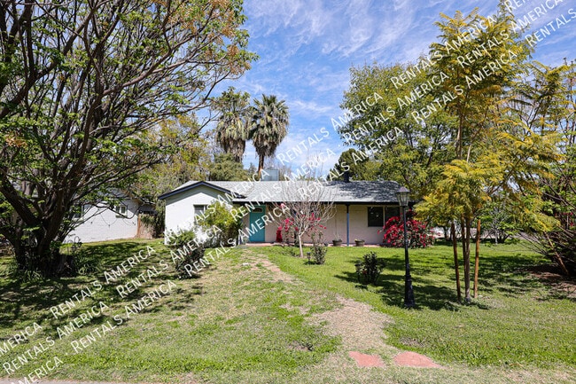 Building Photo - 1538 E Cedar St