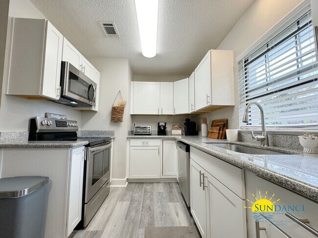Building Photo - 3 Bedroom Home with Custom Details and Gre...