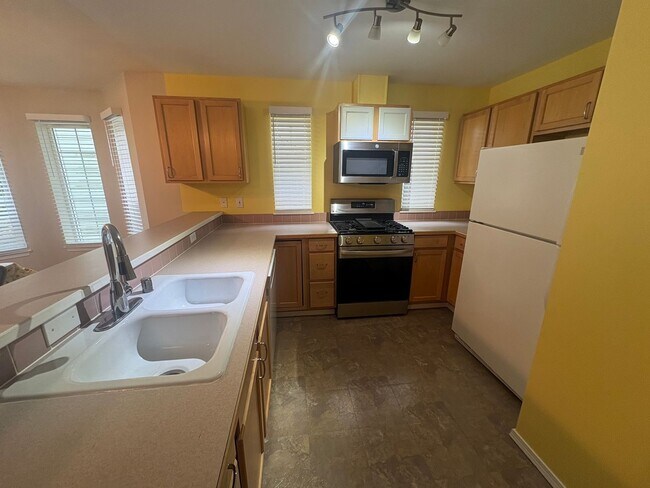 Foto del edificio - Bright, Spacious Townhome with Stylish Upgrades in Pinehurst/Roosevelt