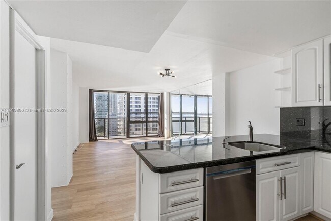 Foto del edificio - 600 NE 36th St