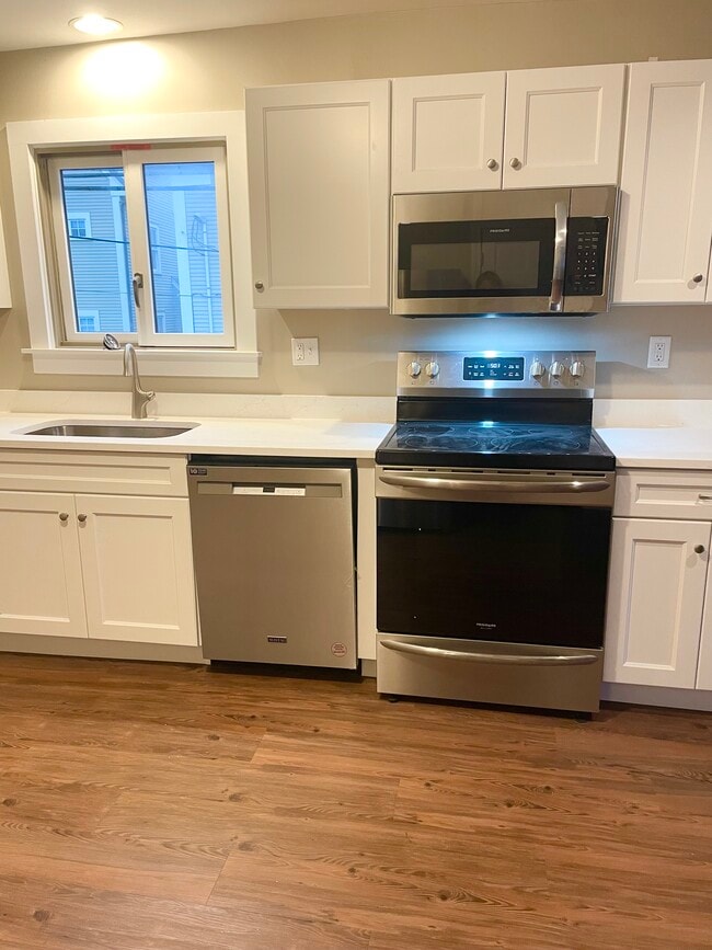 Stainless appliances - 540 Thames St