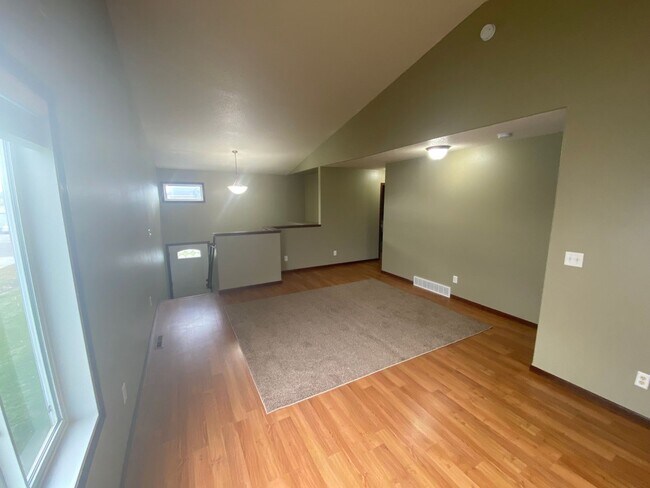 Building Photo - 3 Bedroom, 2 Bathroom Home in West Fargo -...