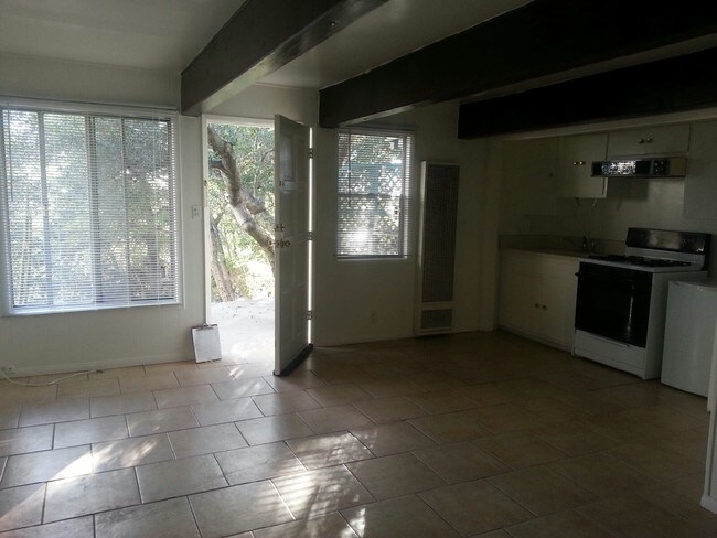 Foto del edificio - 548 Sturtevant Dr