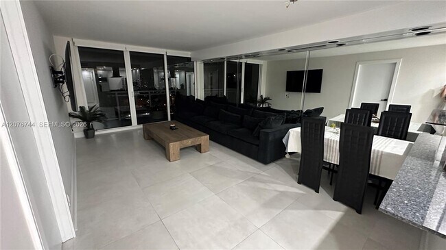 Building Photo - 2030 S Ocean Dr