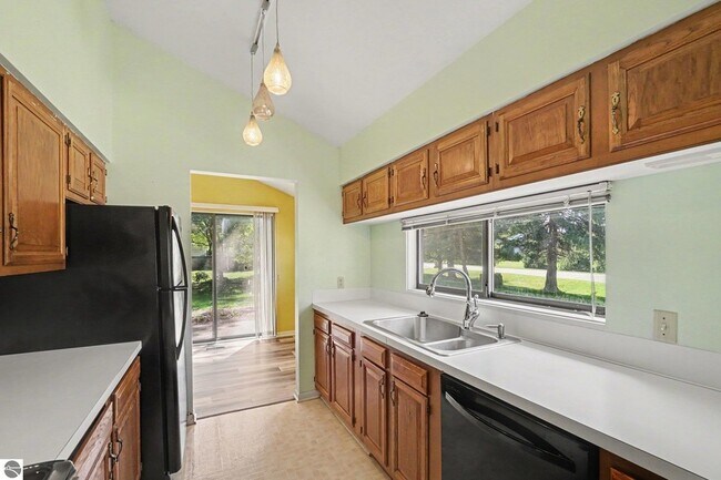 Foto del edificio - 983 Meadowbrook Dr