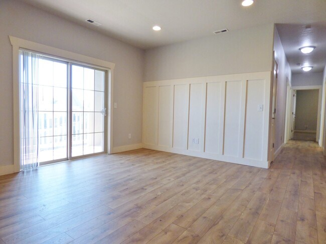 Foto del edificio - 3 Bd 2 Ba Condo 2 Car Garage