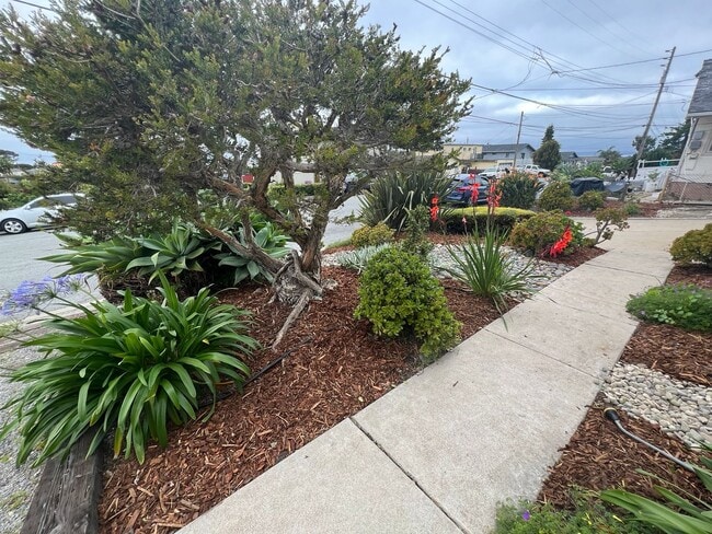 Building Photo - 1234 Bolton Dr