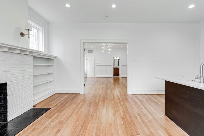 Building Photo - 2025 Monument Ave