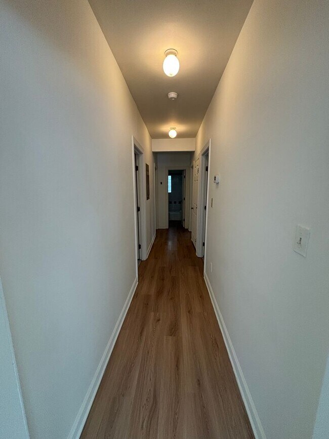 Foto del edificio - 4-Bedroom Apartment in Prime Downtown Carr...