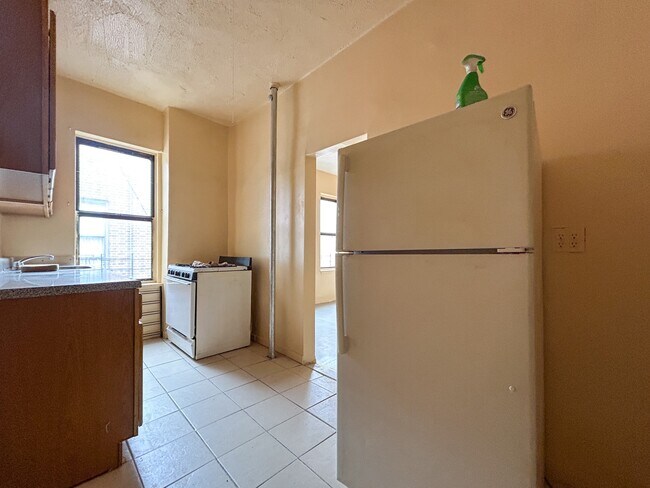 Foto del edificio - 563 Cauldwell Ave