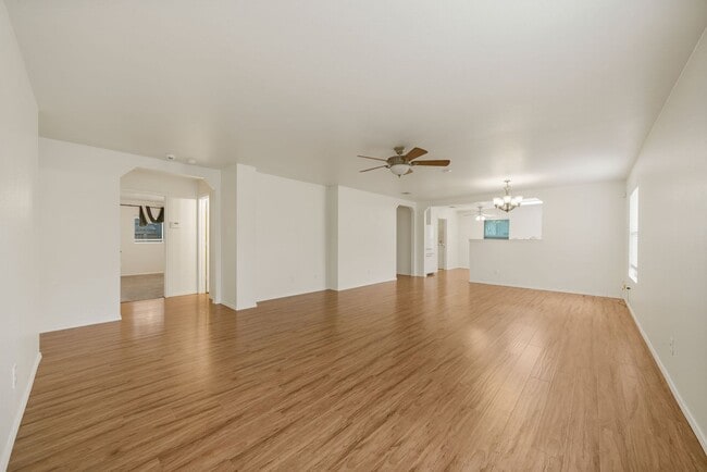 Building Photo - Charming 3-Bedroom Home in Carriage Hills ...