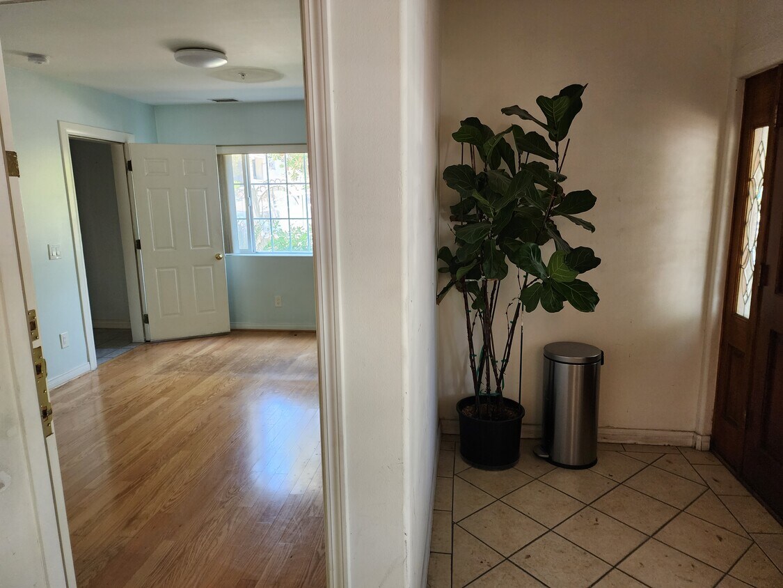 Primary Photo - 400 S Norton Ave