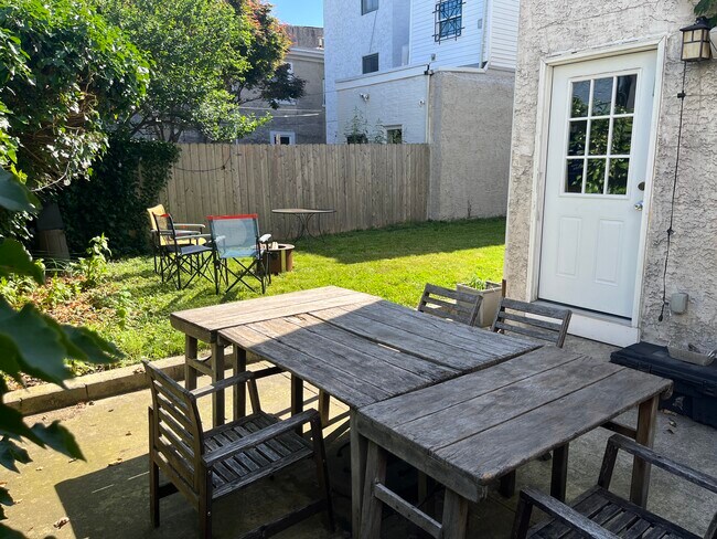 Patio and garden - 807 S 17th St