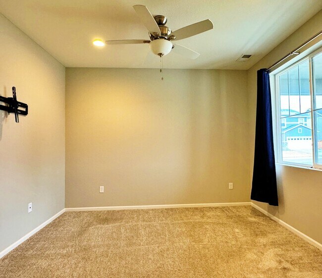 Building Photo - Fantastic Newer 3 Bed 3 Bath Home in Sky R...