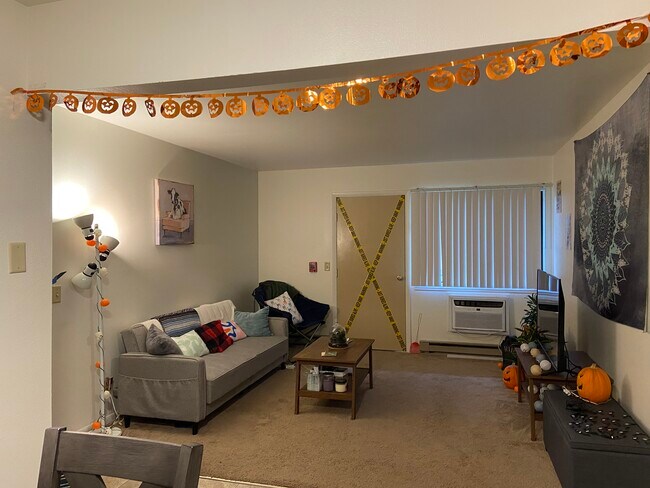 Living Room - 148 N Hyer Ln