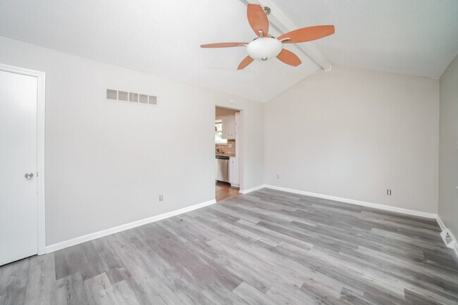 Foto del edificio - 317 NE Lakeview Dr