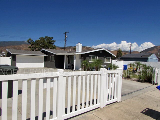 Building Photo - Bright and contemporary 3 bedroom, 2 bath ...