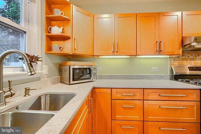 Foto del edificio - 1806 Bank St