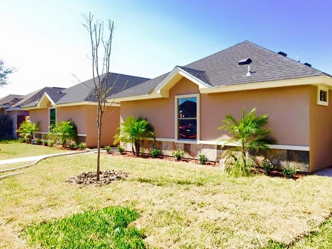 Building Photo - 2117 Dahlia St