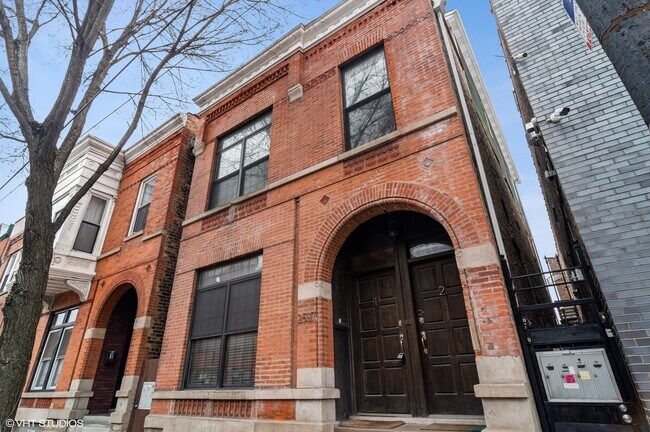 Building Photo - 2537 W Chicago Ave