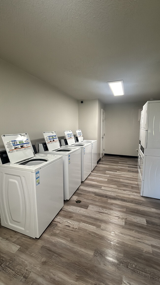 Building Photo - Oak Creek Apartments