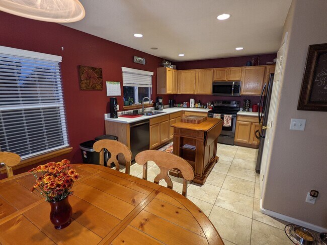 Kitchen - 3756 Waterglen Plz