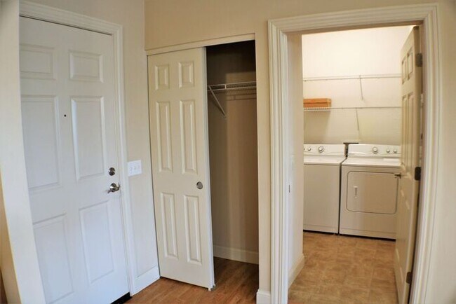Building Photo - 600 Grandview Ct