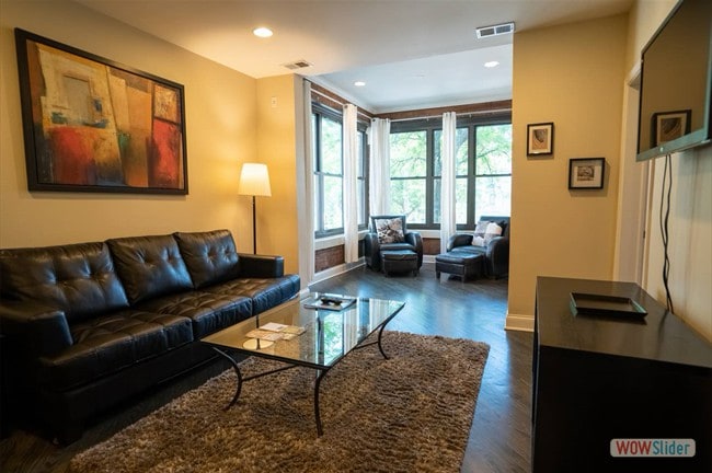 Photo - 2104 W Roscoe St (Chicago, IL)