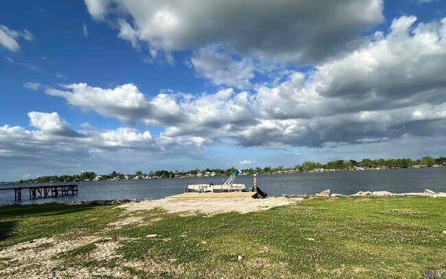 Foto del edificio - 8174 False River Rd