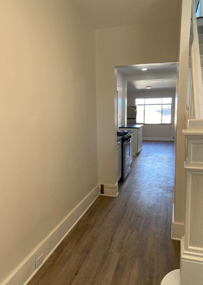 Foto del edificio - NEWLY RENOVATED 3 BEDROOM + OFFICE IN THE ...