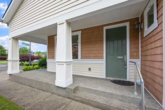 Building Photo - 7601 Rushmore Way NE